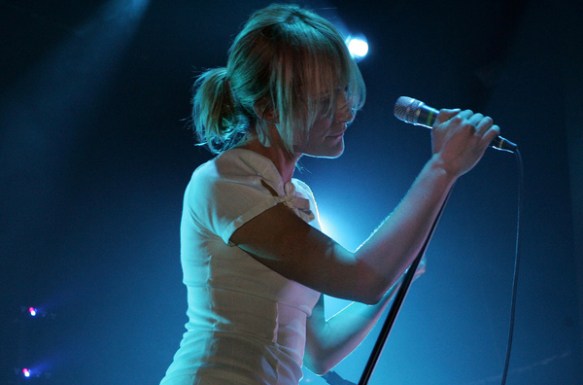 Emi9ly Haines, leader singer of Metric